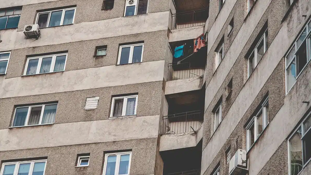 Façade d’un immeuble collectif ancien avec balcons et fenêtres